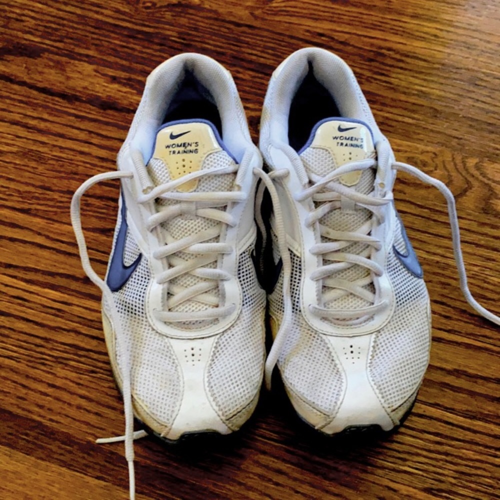 Nike women’s training shoes Size 7.5 white with blue detail - Picture 2 of 3
